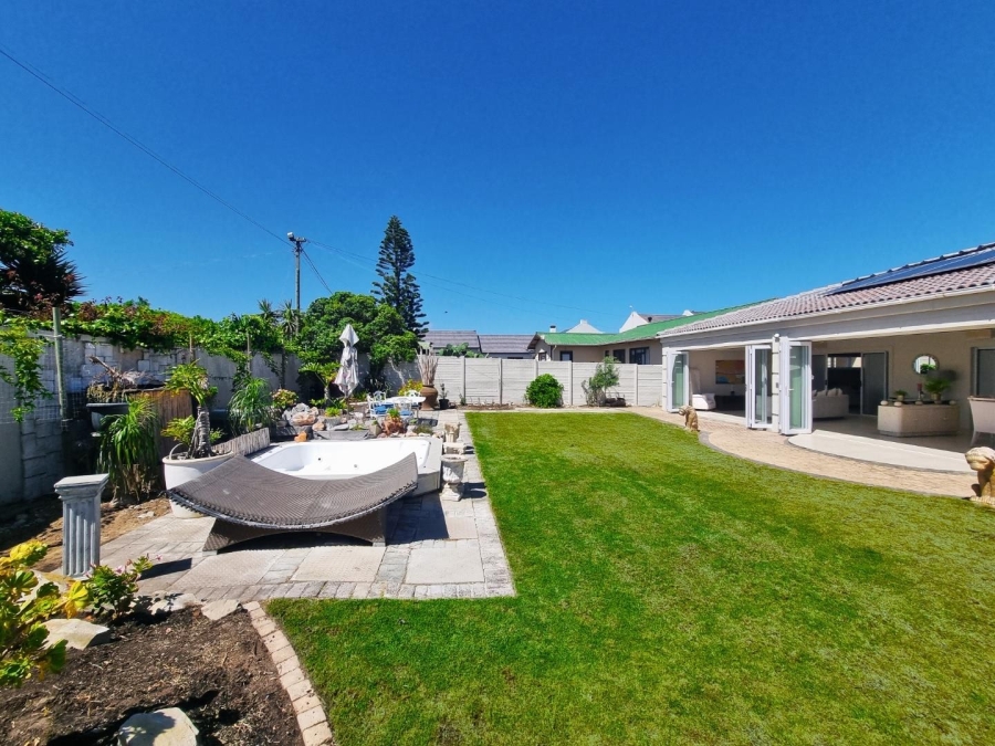 5 Bedroom Property for Sale in Sandbaai Western Cape